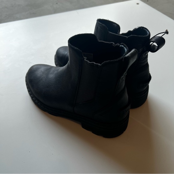 Sorel boots - Picture 2 of 6